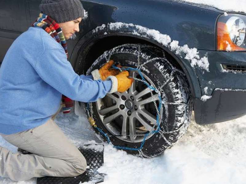 avtomobilske verige za sneg za vožnjo po zasneženem cestišču